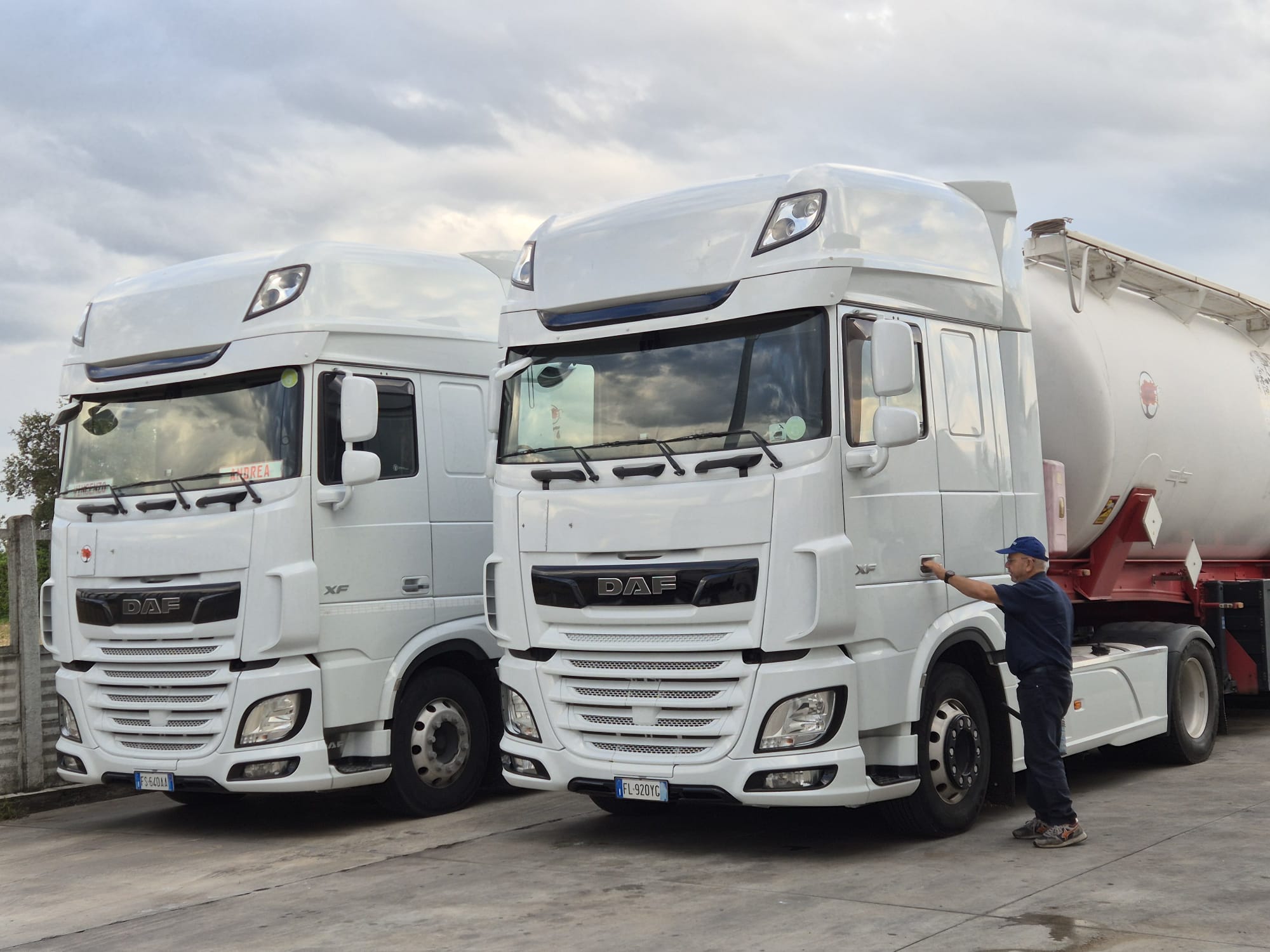 Due trattori DAF XF della flotta Isola Silo Logistic con il fondatore