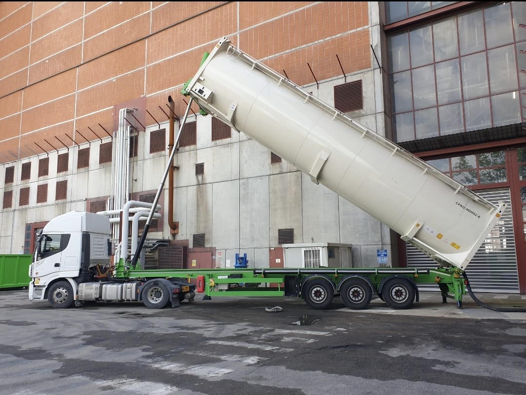 Cisterna silo durante le operazioni di scarico