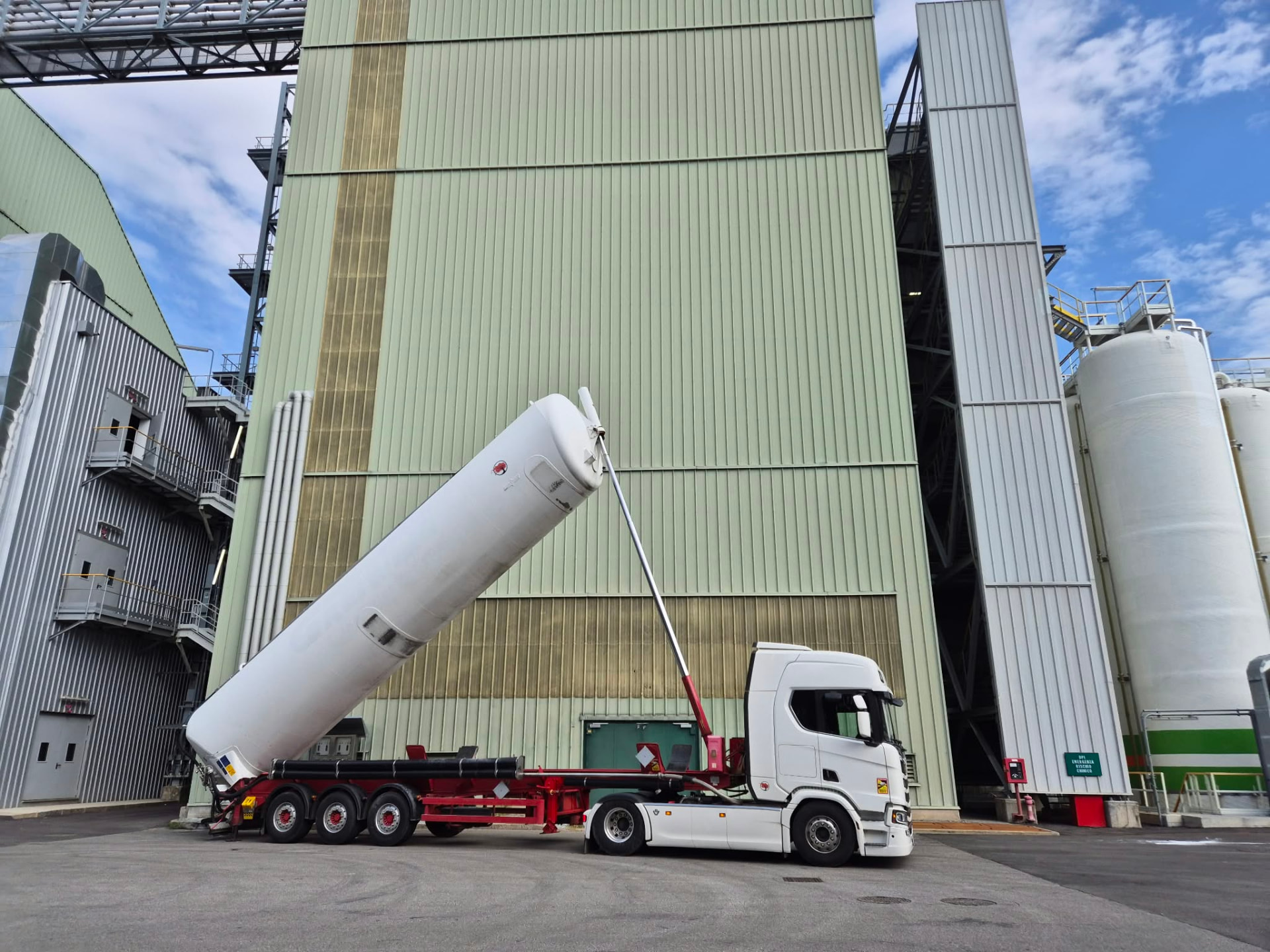 Scarico da cassa mobile silo presso un impianto