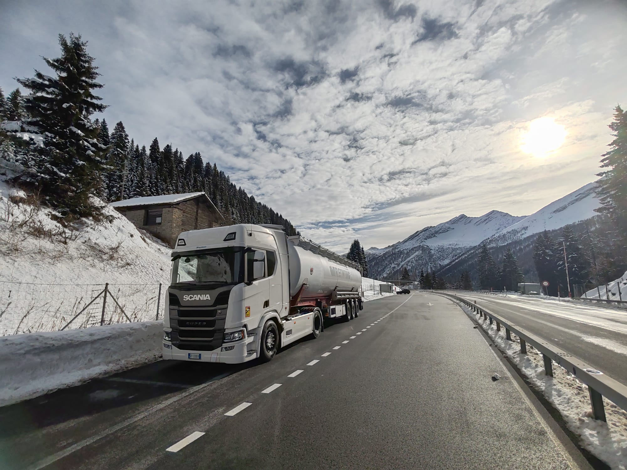 Motrice Scania con cisterna silo su un passo alpino innevato