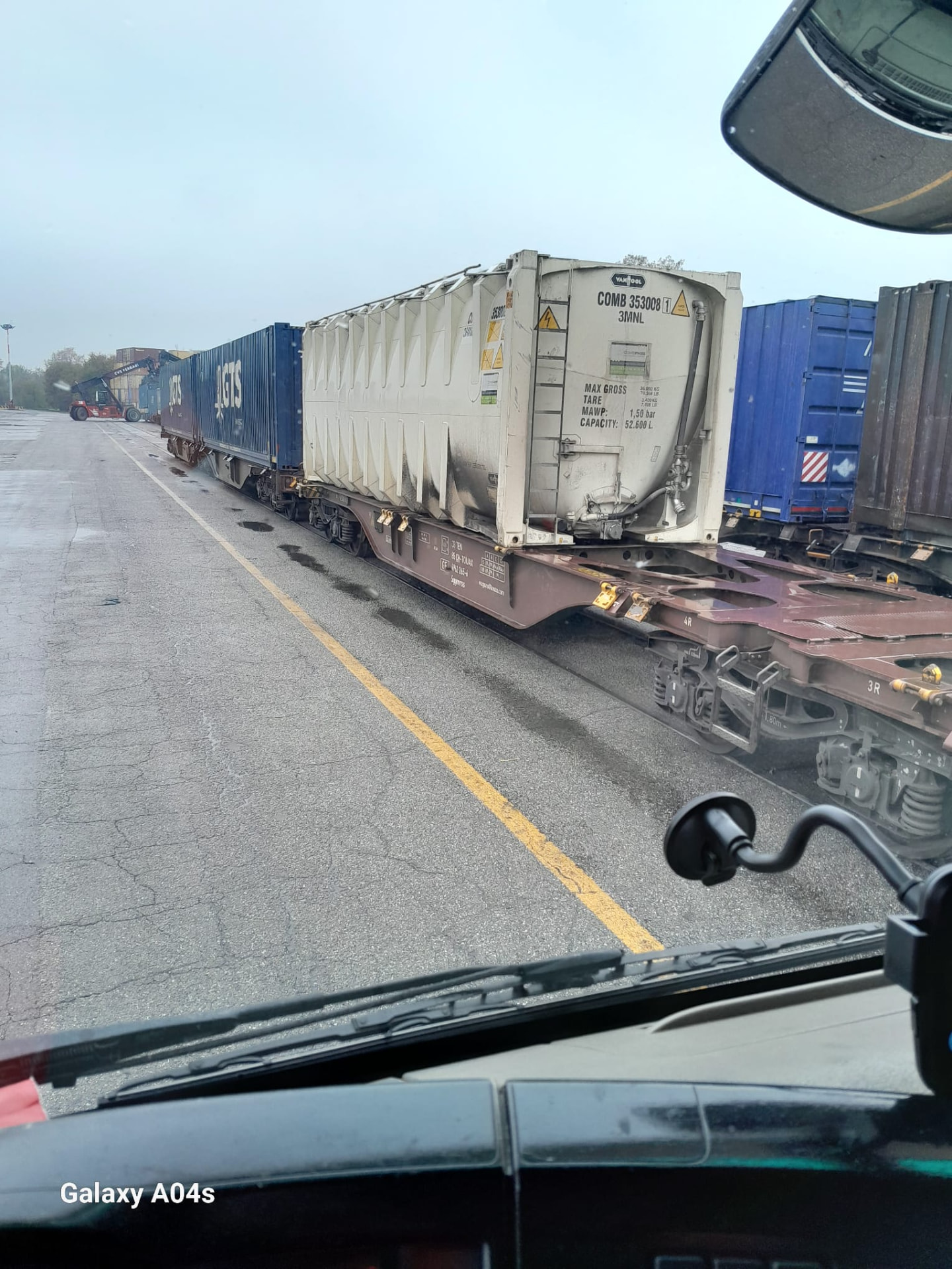 Casse mobili silo su carri ferroviari presso un terminal intermodale