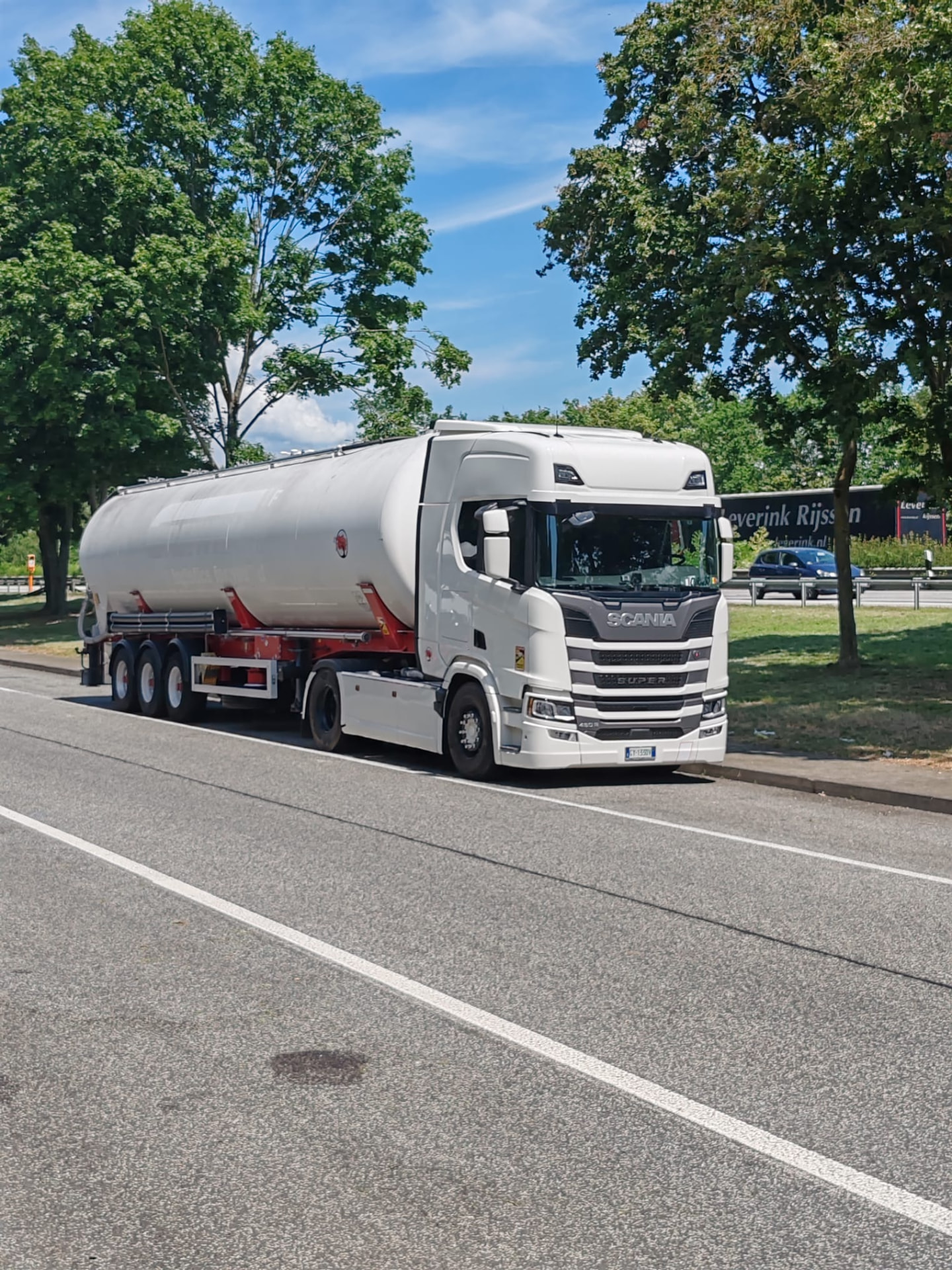 Motrice Scania con cisterna silo in transito su strada