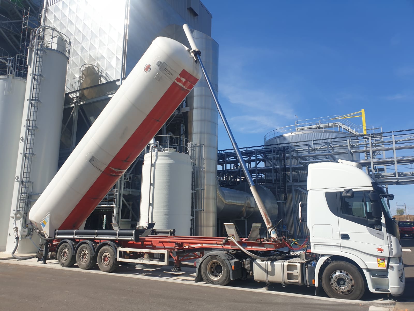 Scarico di cisterna silo presso uno stabilimento industriale