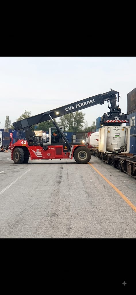 Trattore stradale con cassa mobile silo su telaio porta-container