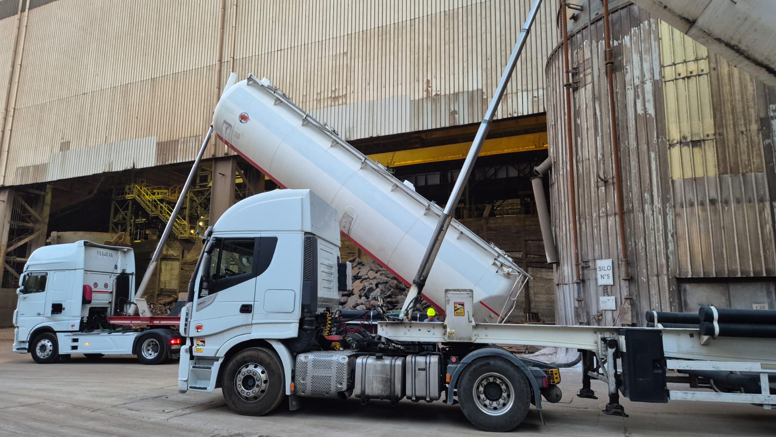 Cisterna silo sollevata e collegata all'impianto di stoccaggio