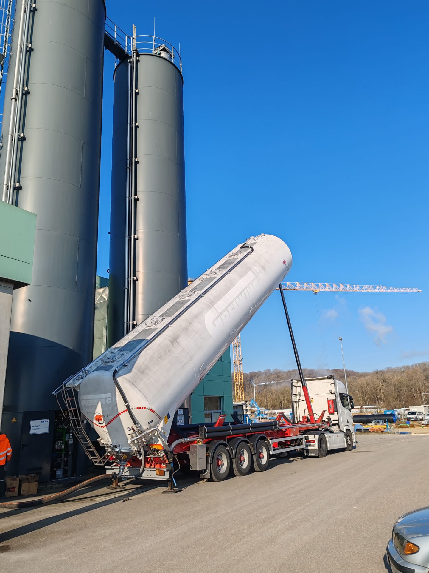 Semirimorchio silo sollevato durante lo scarico presso impianto di stoccaggio
